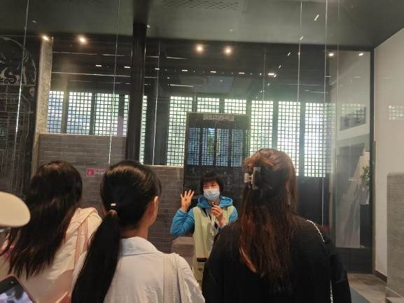 图为党员参观苏州碑刻博物馆1.jpg 图为党员参观苏州碑刻博物馆1.jpg