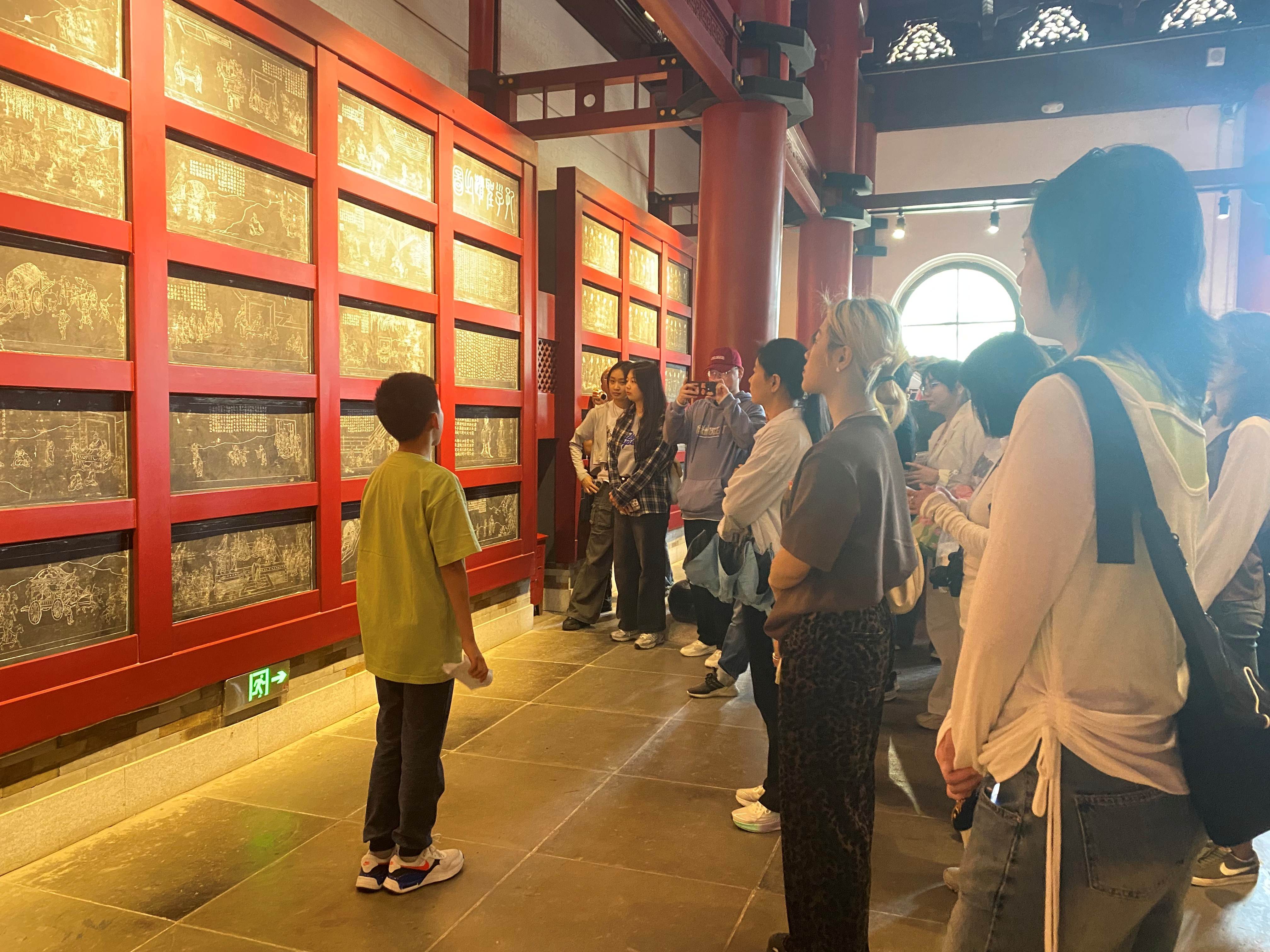 图为小小讲解员向党员同志讲解清廉事迹2.jpg 图为小小讲解员向党员同志讲解清廉事迹2.jpg