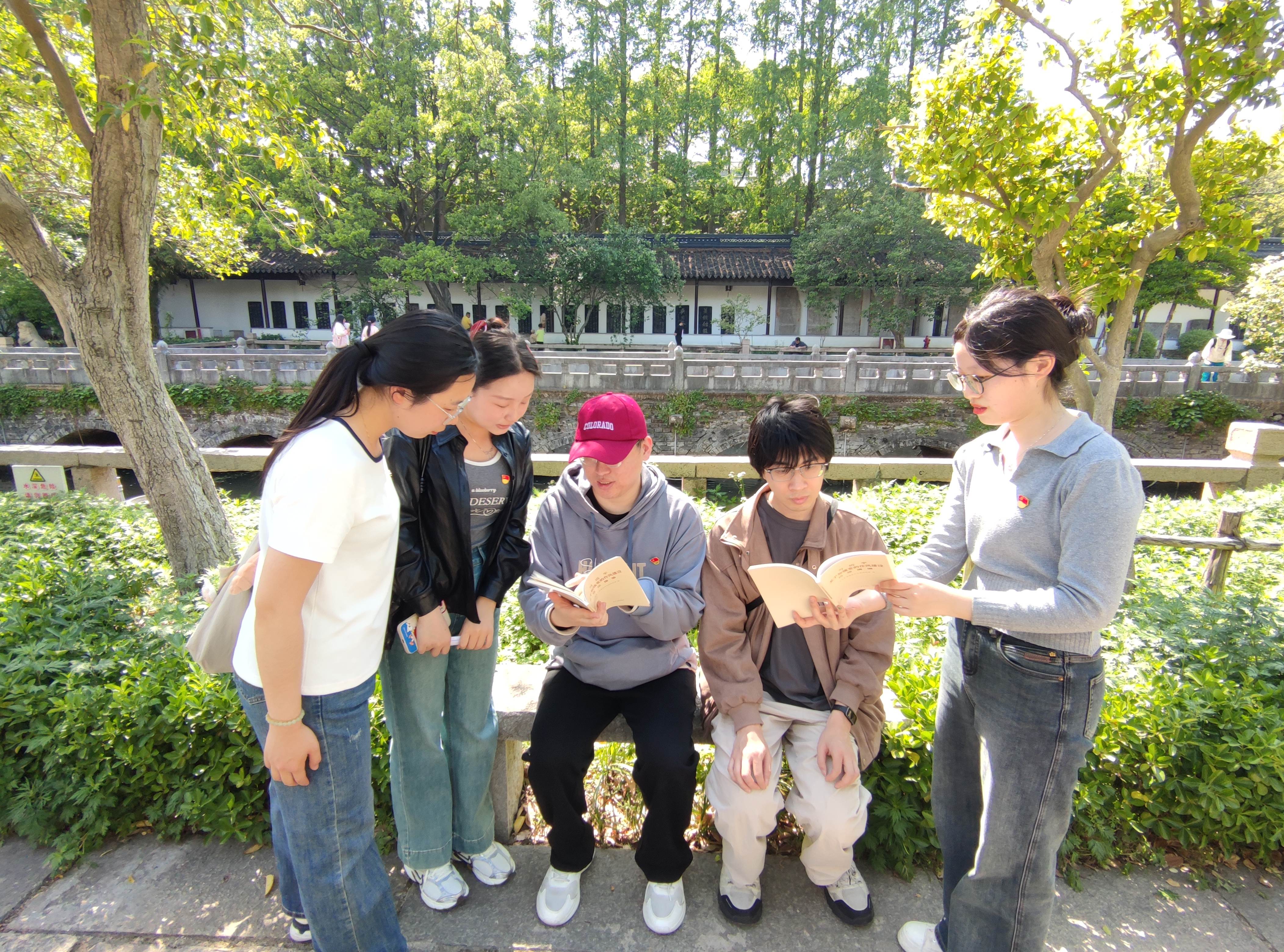 图为党员分组学习中央八项规定精神.jpg 图为党员分组学习中央八项规定精神.jpg