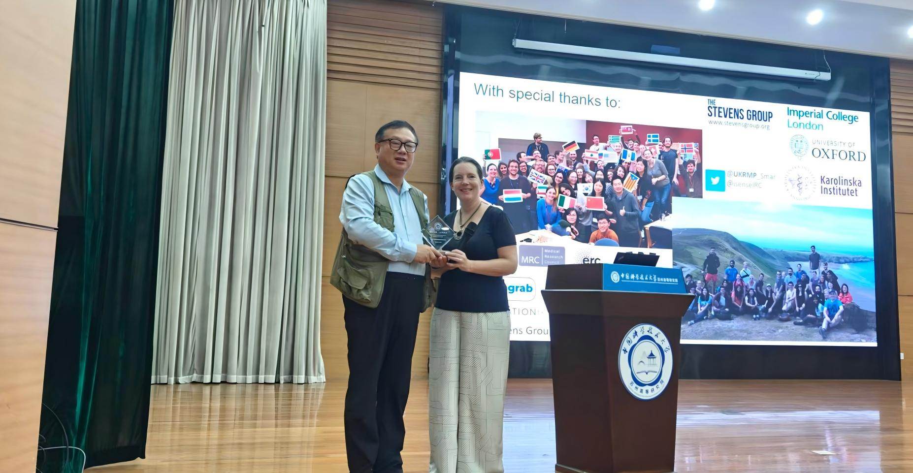 颁奖照片.jpg 颁奖照片.jpg