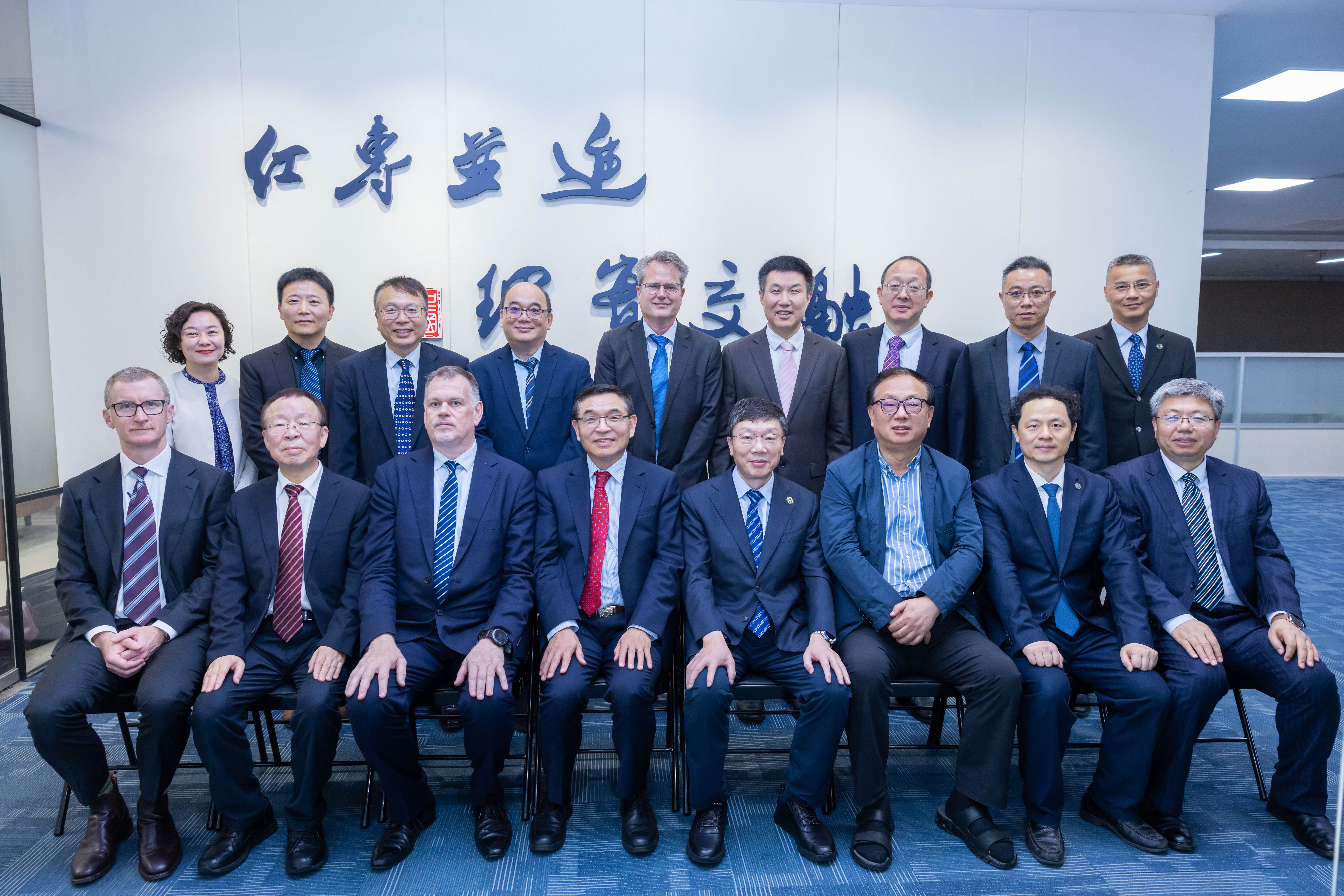 3.大合影.jpg 3.大合影.jpg